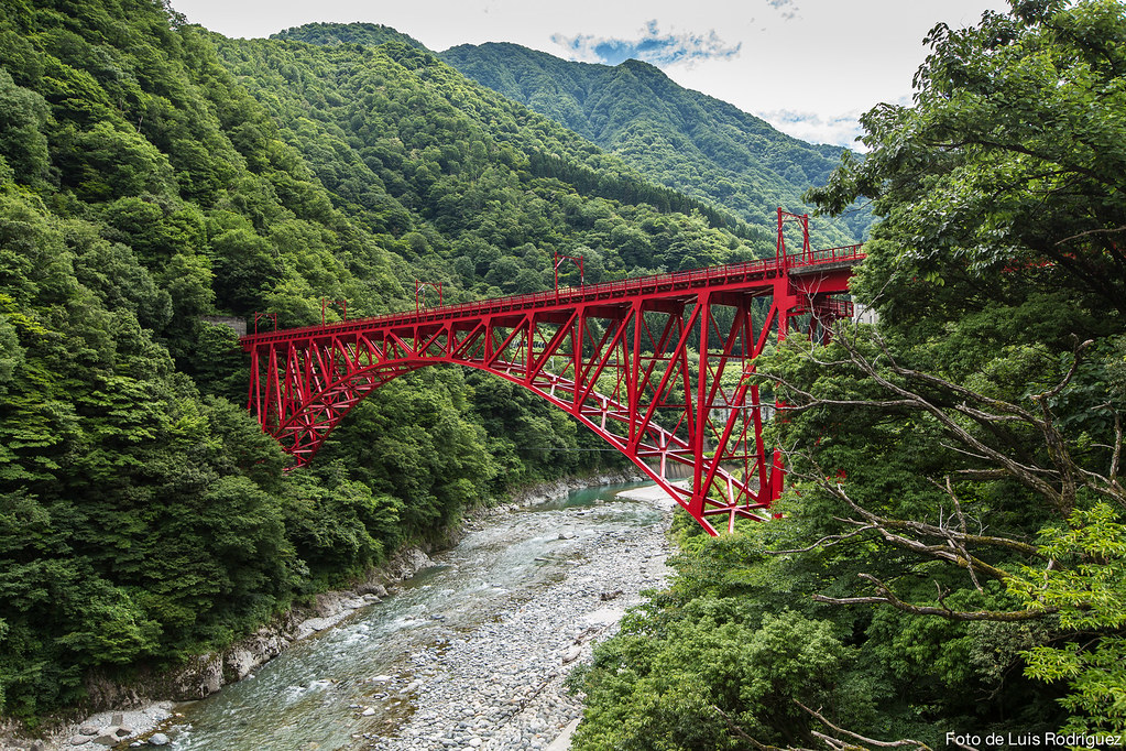 Puente Shin-Yamabiko desde el camino de senderismo