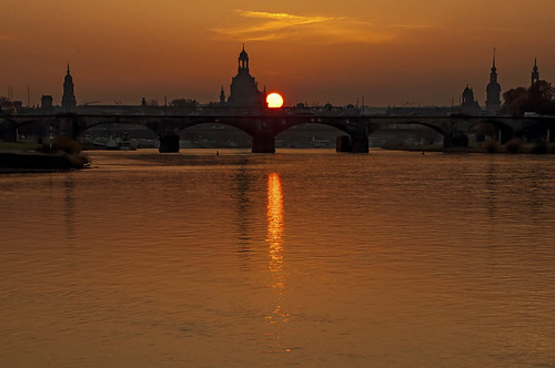 Silhouette Dresden by Uta Naumann, spektakulärer Sonnenuntergang mit Blick auf die Frauenkirche
bridge november sunset sun sunlight ref