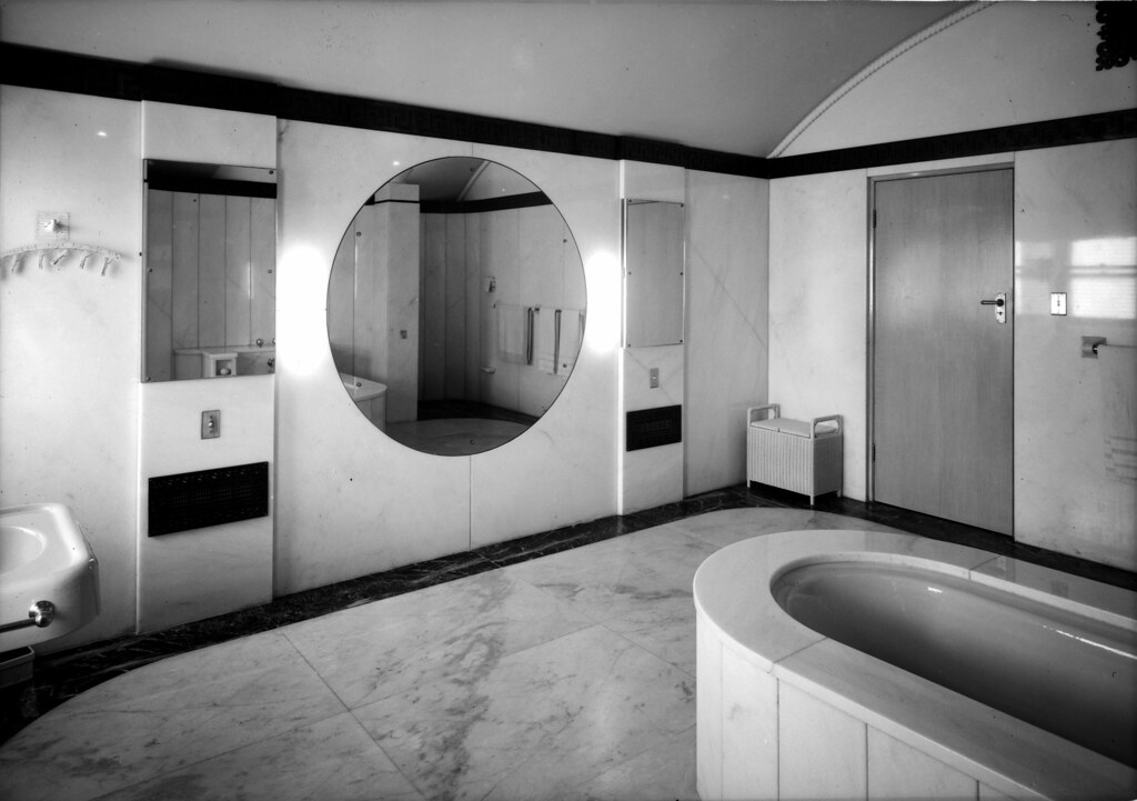 Bathroom of Mr T.A. Field, Turramurra, Sydney, 193- / photographer Sam Hood