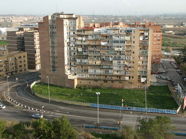 Abuso urbanístico de los años del desarrollismo, bloques en la calle del Historiador Josep Lladonosa de Lérida, 2003