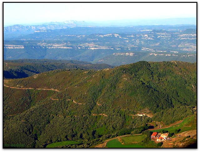Vista fins Montserrat des del Turó Gros de Santandreu, el Brull (Osona, Catalunya)