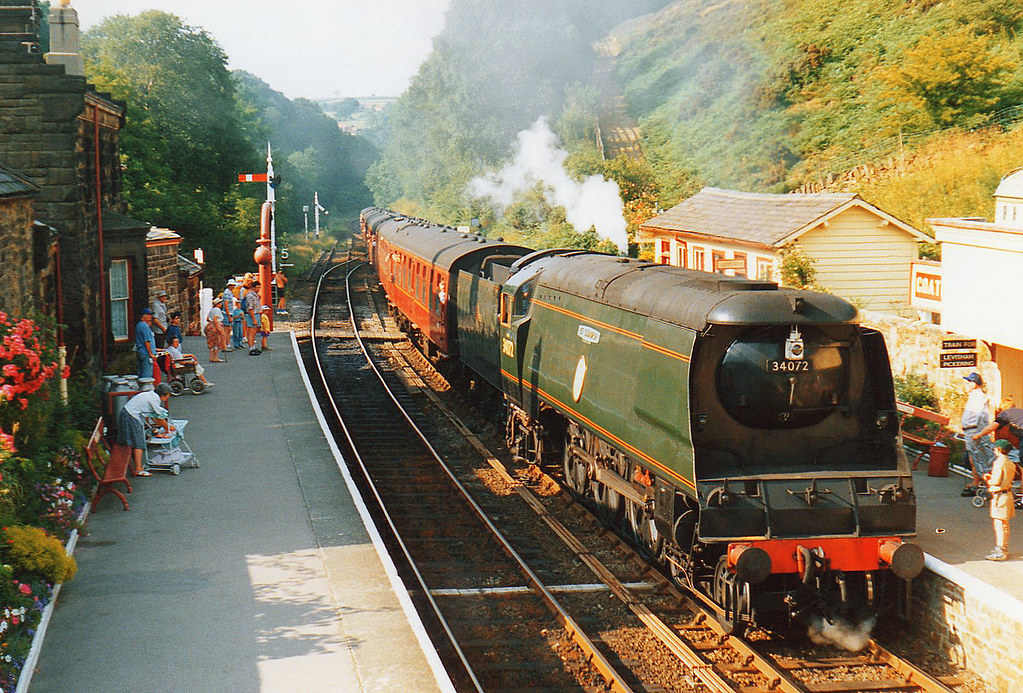 34072,Goathland | 34072 '257 Squadron' banked by 6619 arrive… | Flickr