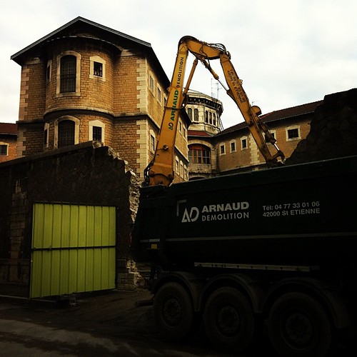 Une brèche dans le mur de la prison : les travaux de démolition débutent à #saintpaul #lyon #passages