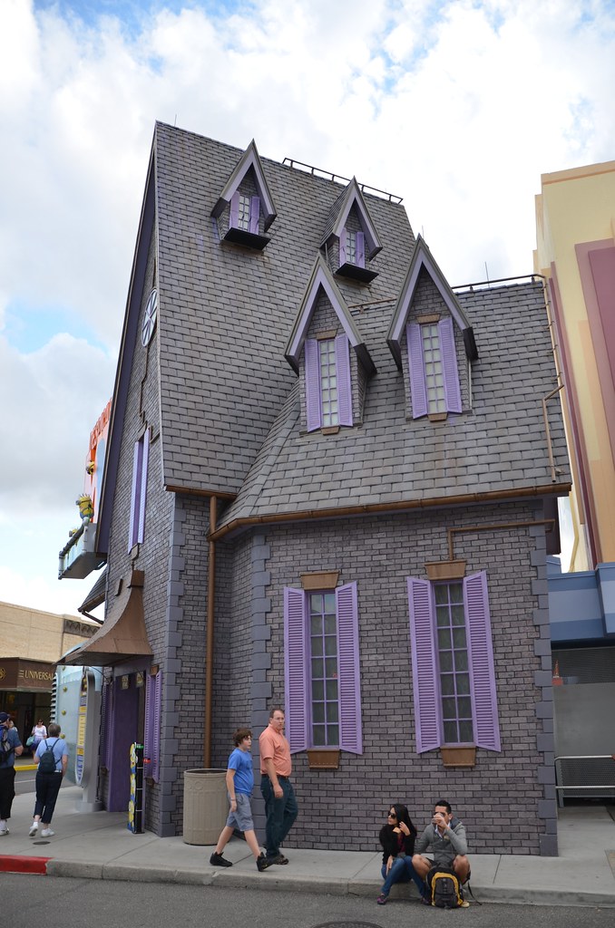 Gru S House At The Entrance To The Despicable Me Ride Joe Shlabotnik Flickr