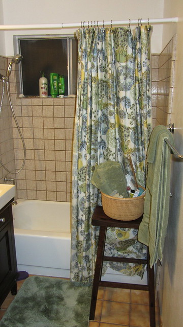 IMG_4493 cez old bath toiletry setup