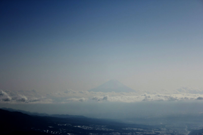 冬の編笠山から見える富士山