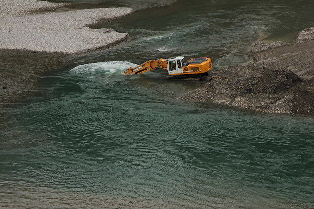 Ausbaggern der Aare ( Fluss / River ) beim Schwellenmätteli in Bern im Kanton Bern in der Schweiz
