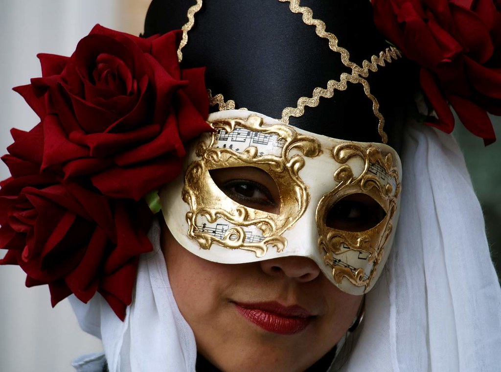 Венецианский карнавал Коломбина. Маска Коломбина венецианская. Популярные маски. Венецианская маска Пьеро. Самая популярная маска