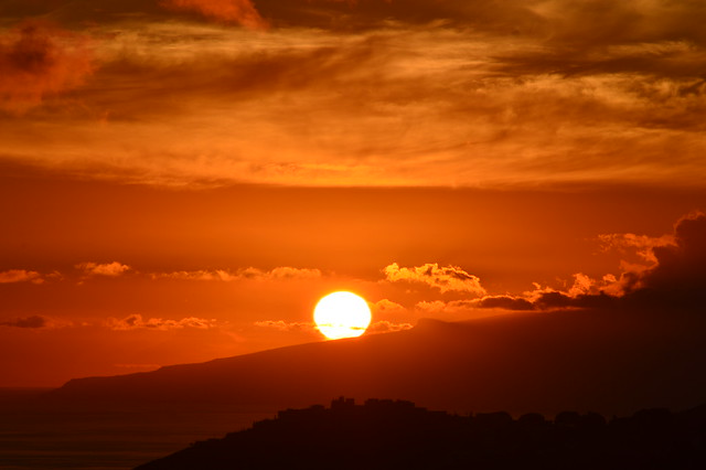 Red clouds over La Gomera island - Puesta de sol sobre La Gomera