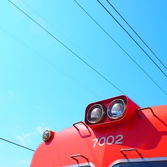 青い空と赤い電車 by Noël Café