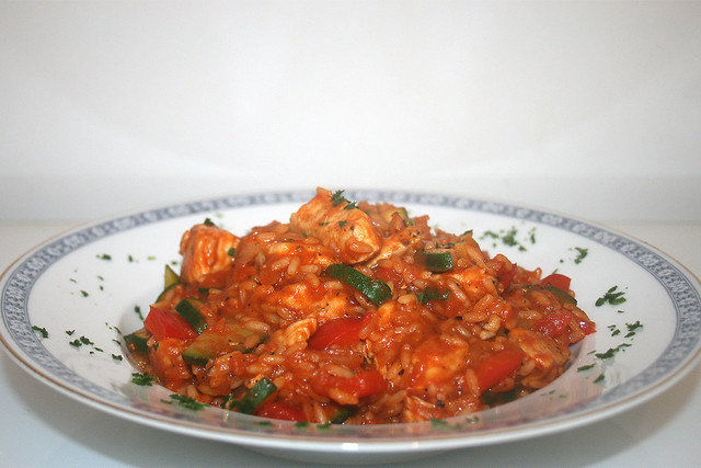 37 - Tomatenreis (Djuvecreis) mit Hähnchenbrust, Paprika & Zucchini / Tomato rice with chicken breast, bell pepper & zucchini - CloseUp