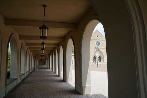 shrineoftheblessedsacrament avilainstitutesummit avilainstitutesummit2018 shrineofthemostblessedsacrament arches walkway colonnade