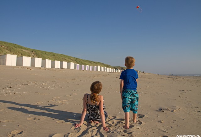Kiting on Texel. #TExel #kite #vliegeren #beach #strand #people #kids #huis #sand #zand #zee #sea #zon #sun #love #friendship #nature #natuur #Northsea #justin #sinner #Pictures #canon #7d #evening #avond #holiday #mens #Noordzee #holland #netherlands