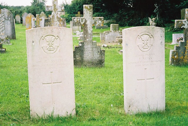 Tarrant Monkton: CWGC graves in All Saints Churchyard (Dorset)