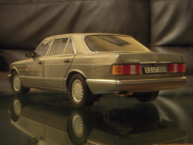 1985 Mercedes-Benz 560SEL W126 1:18 By Norev