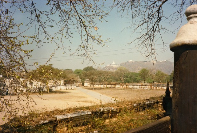 Mandalay, 1986. Vista parcial del Atumashi Kyaung (el 