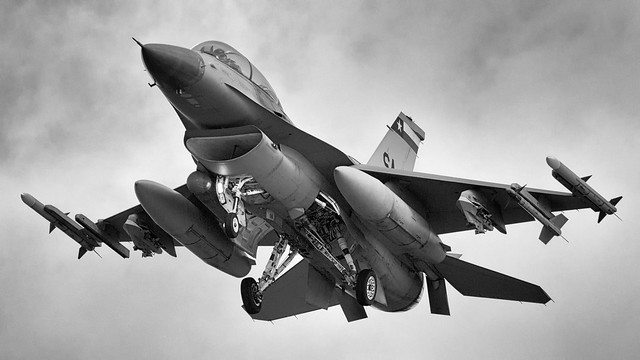 F-16-bw