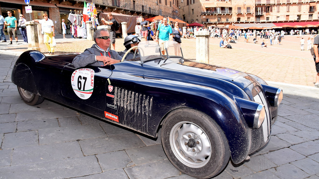 Passaggio da Piazza del campo delle Auto Storiche del Gran Premio Nuvolari 2016