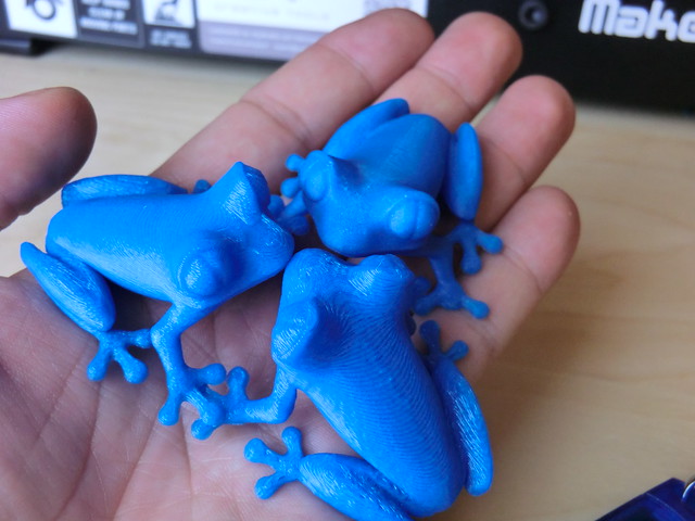 3D printed blue treefrogs in different layer thicknesses