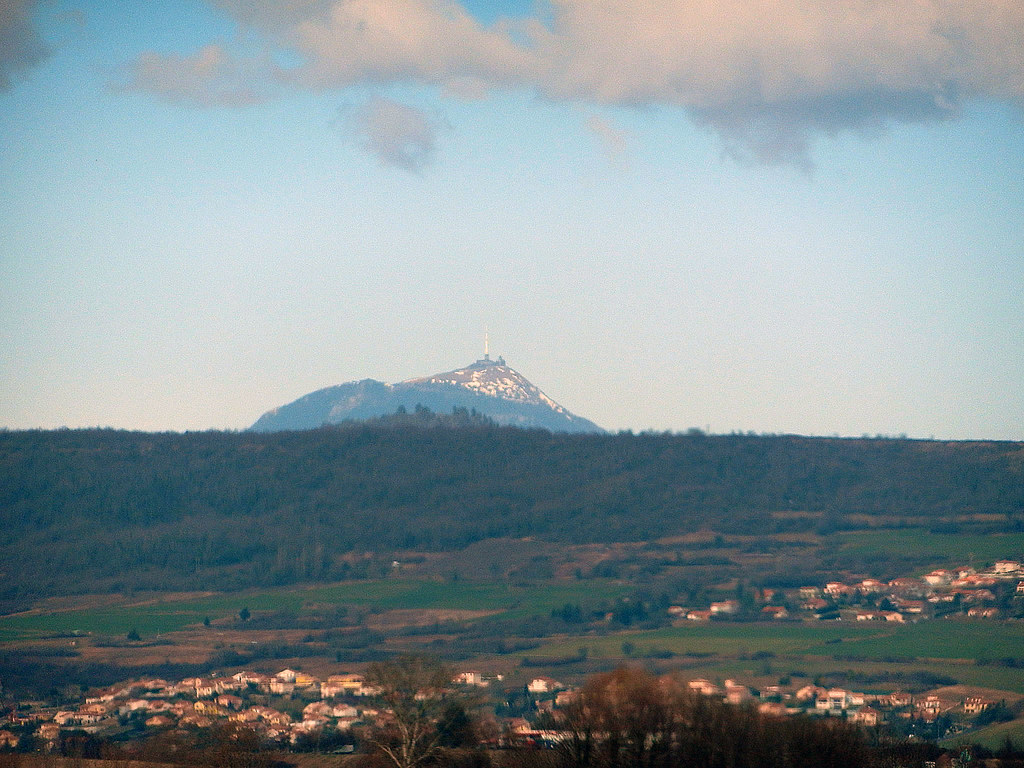 Le Puy de Dôme derrière la colline