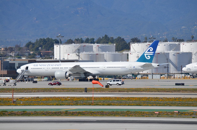 Air New Zealand Boeing 777-300 ZK-DKM