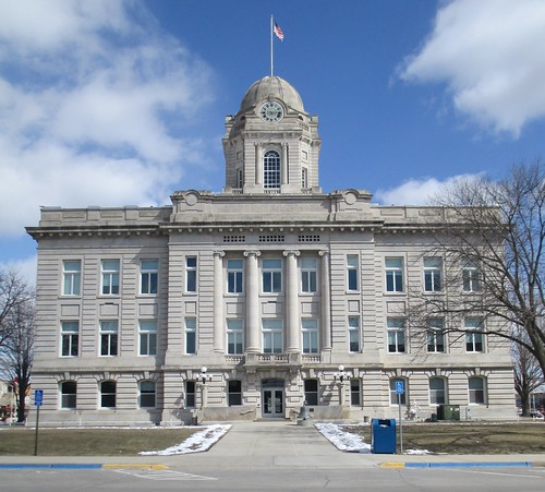 Jasper County Courthouse (Newton, Iowa) by courthouselover, The Jasper County Courthouse in Newton, Iowa was erected in 1911 using the Beaux Arts designs of the