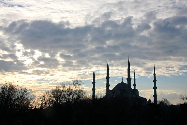 Blue Mosque silhouette in the morning, Istanbul, Turkey　イスタンブール、朝のブルーモスク