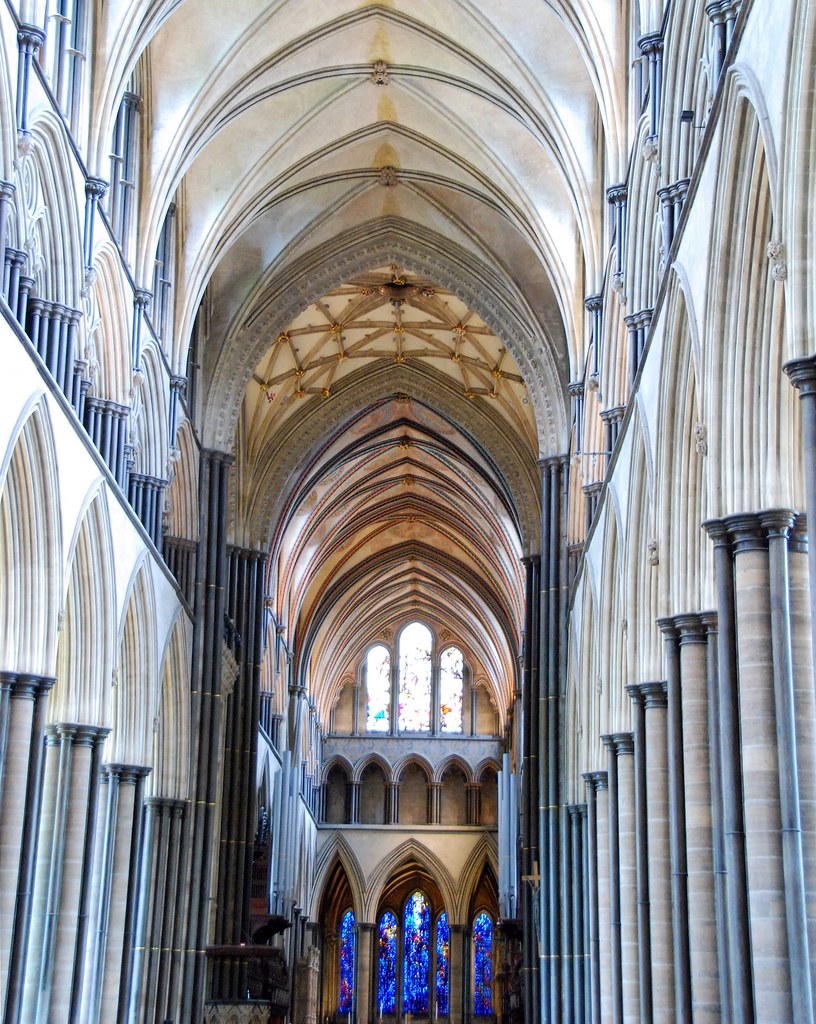 Salisbury Cathedral - A Magnificent Example of Early English Architecture With Vaulting Ambitions!
