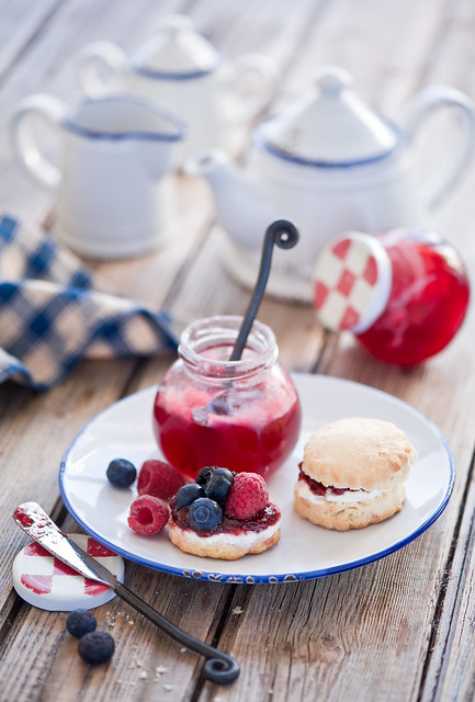 Scones with jam, cream and berries (365)