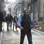 Turkish tea delivery man in Istanbul old city street, Turkey　イスタンブール旧市街、チャイの出前