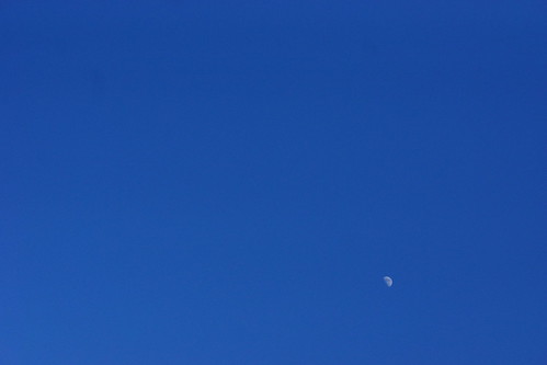 moon | London, about midday | Kai Lyu | Flickr