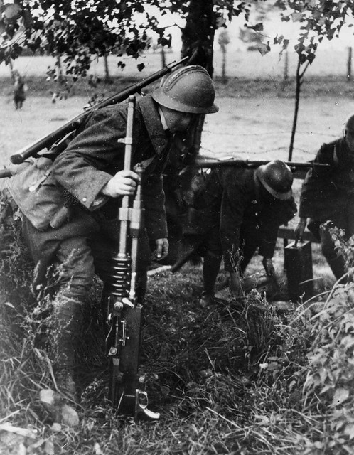 @ 1939, France, 3 soldats français dont un armé d'une mitrailleuse Hotchkiss Mle.1914 de 8mm posent des mines devant le ligne Siegfried
