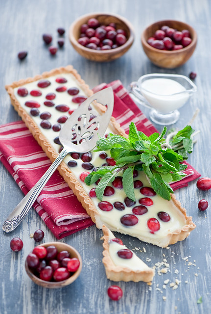 Cranberry tart with white chocolate