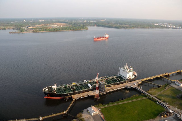 DSC_0588-Oil tanker at dock.