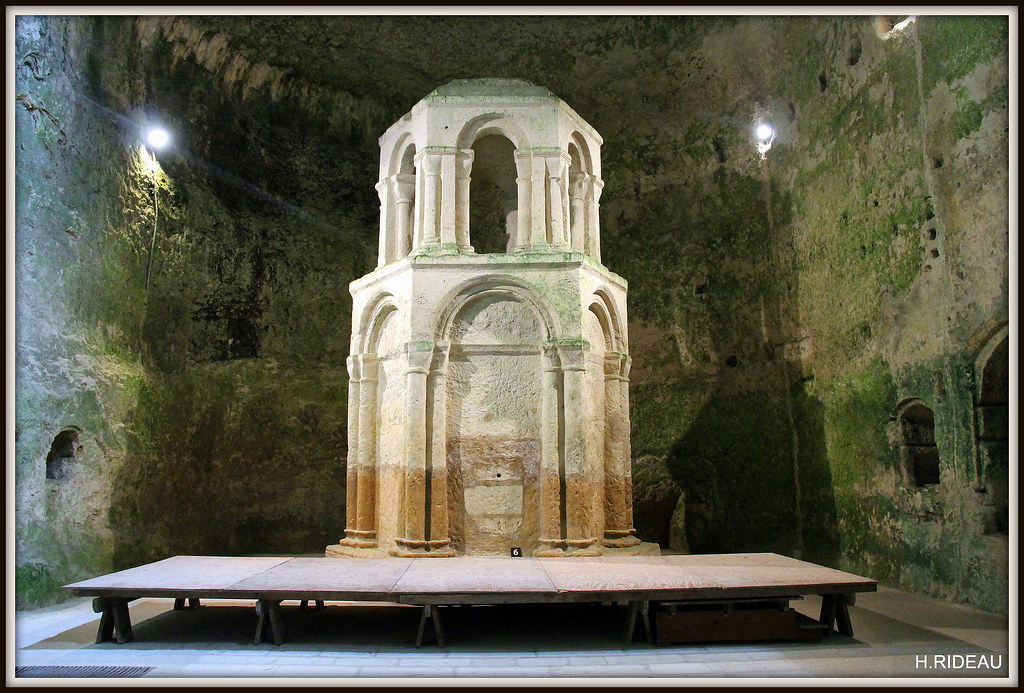 Eglise souterraine monolithe  d'Aubeterre  (CHARENTE)