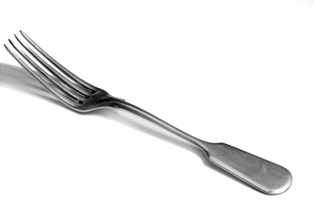 fourchette en métal à quatre dents