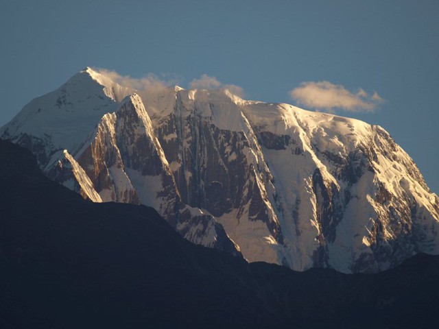 la primera ullada del sol a l'Annapurna (Himalaia)