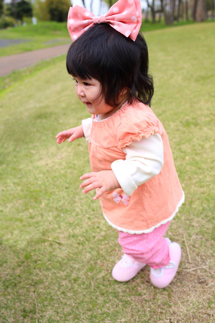 9 months old baby girl started to walk alone by herself (^_^)