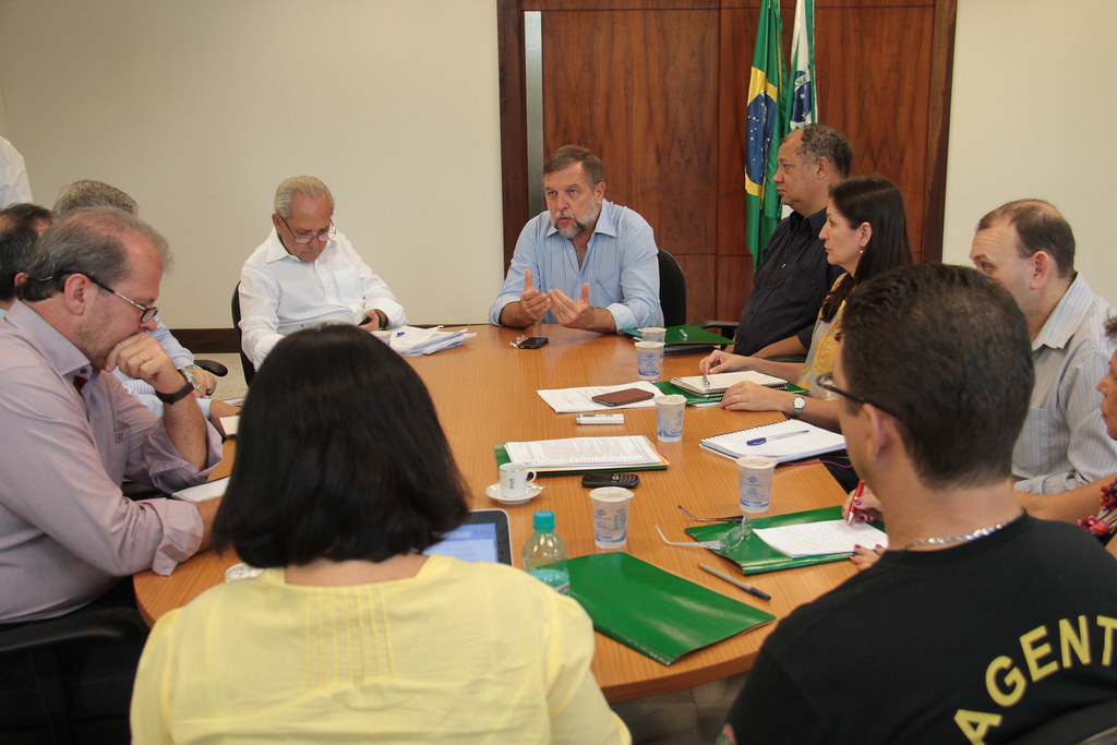 Em reunião com representantes da Secretaria de Administração e Previdência e representantes de Sindicatos