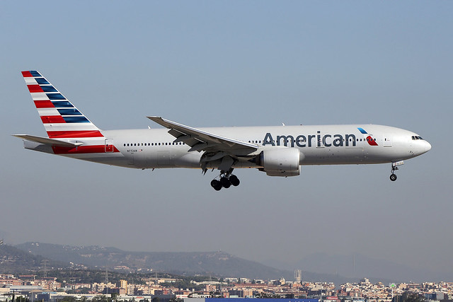 12 août 2016 - AMERICAN  AIRLINES - Boeing  B 777-200   N772AN - BCN - LEGL