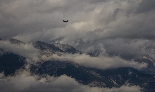 clouds cloudy morgennebel morningmist mountain mountains berge österreich austria innsbruck wolken wolkenband bergisel bergpanorama flugzeug plane sky