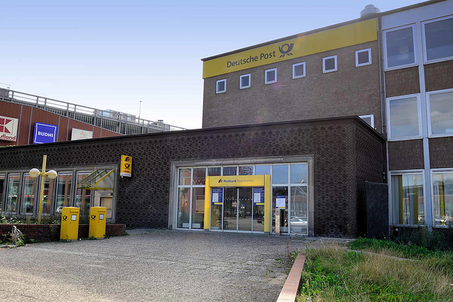 3073 Postgebäude / Postbank Finanzcenter an der Bergedorfer Straße in Hamburg Bergedorf. Das Gebäude soll abgerissen werden.