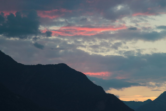 Wolkenstimmung im Sonnenuntergang - sunset bei Gordevio im Maggiatal - Valle Maggia im Sopraceneri in den Tessiner Alpen - Alps im Kanton Tessin - Ticino in der Schweiz