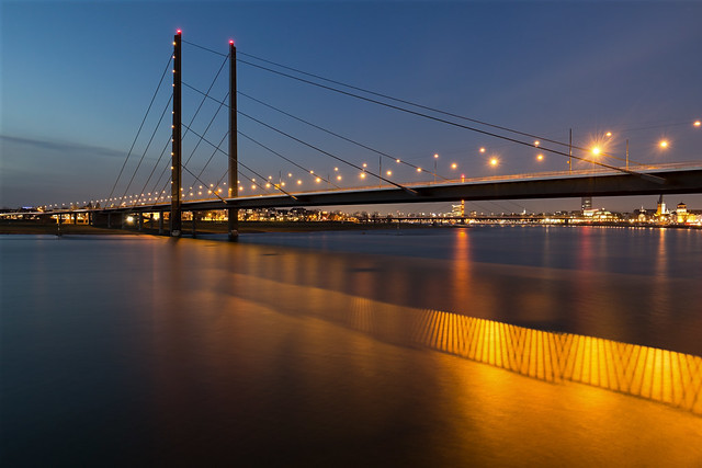 Düsseldorf, Rheinkniebrücke