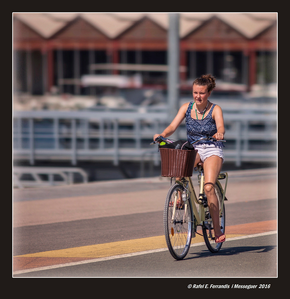 Amb bici al port de València (On a bicycle at Valencia's Harbour)