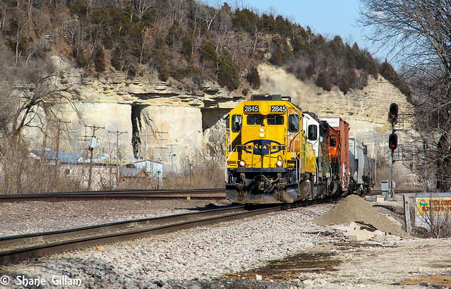 BNSF 2845 rolls past the Rock bluffs in Pacific Mo.
