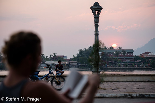 421-Kamb-Kampot-021.jpg by stefan m. prager, Sonnenuntergang an der Fussgängerpromenade (Riverside Road) am Fluss Praek Tuek Chhu - Kampot, Kambo