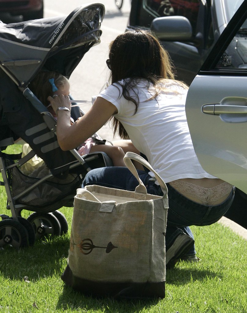 Jennifer Garner out with her daughter getting some fruit at the Farmers Mar...