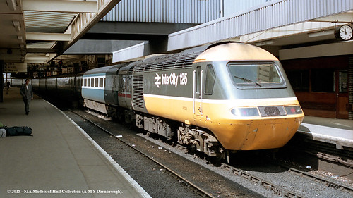 train diesel leeds railway passenger britishrail westyorkshire highspeedtrain class43 intercity125 43039