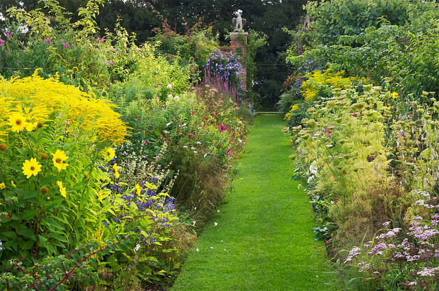 Helmingham Hall Gardens, Suffolk, UK | English Flower Borders (23 of 50)